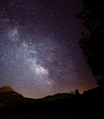 V&iacute;a L&aacute;ctea - Noche en Jaca con Pe&ntilde;a Oroel al fondo y un peque&ntilde;o cometa | Isidro Jos&eacute; As&iacute;n Barcelona | Fotografía | Safe Creative